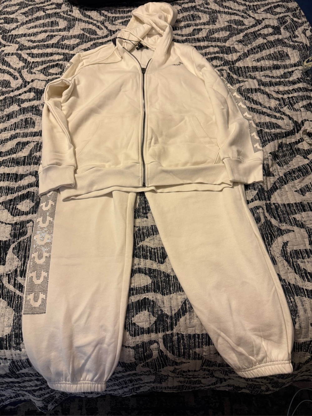 True Religion Cream Graphic-Trim Women’s Sweatsuit.